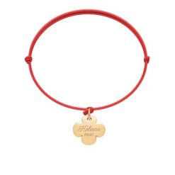 Bransoletka z koniczyną z grawerunkiem Kobieca Moc na czerwonym sznurku. Czerwone bransoletki Lilou, pozłacane. Za 129.00 zł.