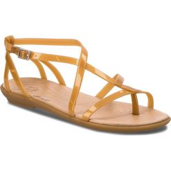 Sandały CROCS - Isabella Gladiator Sandal W 204914 Dark Gold/Gold. Brązowe klapki Crocs, bez wzorów, z tworzywa sztucznego, bez obcasa, bez zapięcia. W wyprzedaży za 179.00 zł.