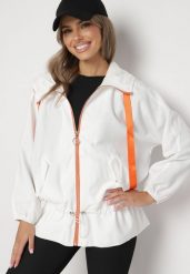 Biała Kurtka Jednorzędowa z Bawełną Kapturem i Wstążką Zakończona Ściągaczem Martinis. Białe kurtki Born2be, l, z aplikacjami, z bawełny. Za 64.99 zł.