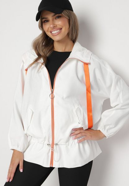 Biała Kurtka Jednorzędowa z Bawełną Kapturem i Wstążką Zakończona Ściągaczem Martinis. Białe kurtki Born2be, l, z aplikacjami, z bawełny. Za 64.99 zł.