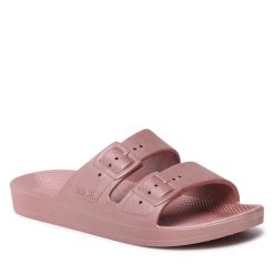 Klapki Freedom Moses. Czerwone klapki Freedom Moses, bez wzorów, bez obcasa. Za 249.99 zł.