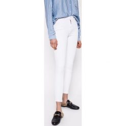 Wrangler - Jeansy Crop White. Białe jeansy Wrangler, bez wzorów. W wyprzedaży za 199.90 zł.