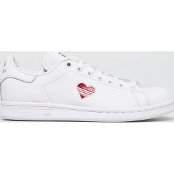 Adidas Originals - Buty Stan Smith. Białe obuwie sportowe Adidas Originals, z gumy, bez zapięcia. W wyprzedaży za 299.90 zł.