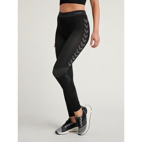 HUMMEL TERMOAKTYNWE legginsy damskie SEAMLESS. Czarne legginsy Hummel, l, bez wzorów, z materiału. Za 100.00 zł.