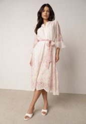 Różowa Sukienka o Prostym Kroju z Falbankami i Haftem Wiązana w Talii Nadina. Czerwone sukienki Born2be, na co dzień, m, z aplikacjami, z jeansu, eleganckie, bez kołnierzyka, bez ramiączek, midi, proste. Za 189.99 zł.