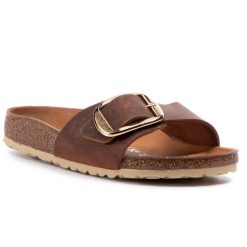 Klapki Birkenstock. Brązowe klapki Birkenstock, bez wzorów, bez obcasa. Za 599.99 zł.