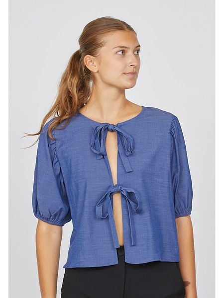 SisterS point Bluzka w kolorze niebieskim rozmiar: M. Niebieskie bluzki Sisters Point, m, bez wzorów, bez kołnierzyka, bez ramiączek. Za 74.46 zł.