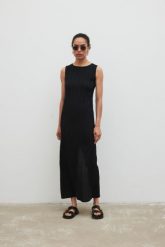 Sukienka maxi z wiskozy w kolorze BLACK - AMBER-M. Czarne sukienki Marsala, na co dzień, na lato, m, bez wzorów, z tkaniny, eleganckie, bez kołnierzyka, bez ramiączek, maxi, proste. Za 299.90 zł.