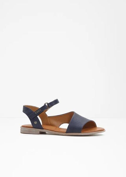 Sandały Mustang. Niebieskie sandały bonprix, bez wzorów, bez obcasa, bez zapięcia. Za 239.99 zł.