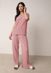 Różowe Szerokie Spodnie z Wysokim Stanem ze Zwiewnej Tkaniny z Plisami Galiris. Czerwone spodnie materiałowe Born2be, do pracy, l, bez wzorów, z jeansu, z podwyższonym stanem, długie. Za 59.99 zł.