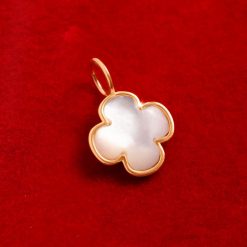 Koniczyna okrągła z masy perłowej w ramce ze złota próby 585 1,5 cm. Białe bransoletki Lilou, z perłą, złote. Za 798.00 zł.