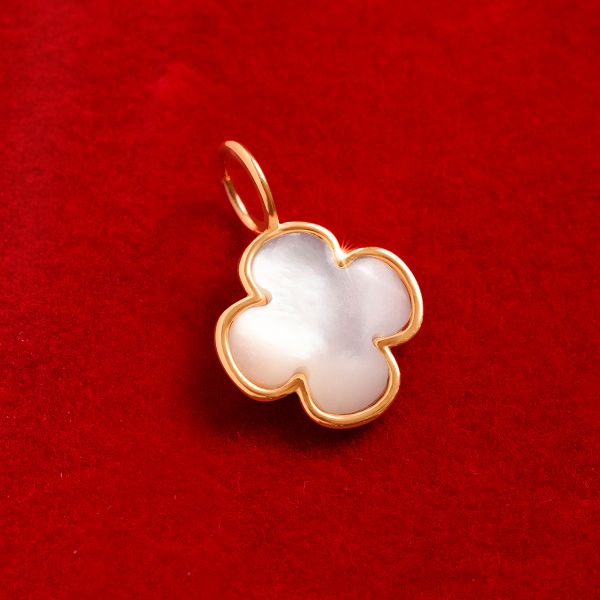 Koniczyna okrągła z masy perłowej w ramce ze złota próby 585 1,5 cm. Białe bransoletki Lilou, z perłą, złote. Za 798.00 zł.