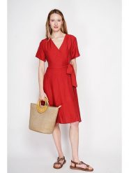 ASSUILI Sukienka w kolorze czerwonym rozmiar: 36. Czerwone sukienki Assuili, bez wzorów, bez kołnierzyka, bez ramiączek, midi, kopertowe. Za 130.99 zł.