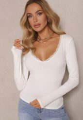 Biała Bluzka z Wiskozą Ozdobiona Koronką z Prążkowanego Materiału Vilfia. Białe bluzki Renee, m, bez wzorów, z jeansu, eleganckie, bez kołnierzyka, bez ramiączek. W wyprzedaży za 41.99 zł.