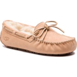 Kapcie UGG - W Dakota 5612 W/Amb. Czerwone obuwie domowe UGG, bez wzorów, ze skóry, bez zapięcia. W wyprzedaży za 309.00 zł.