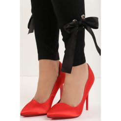 Czerwone Szpilki Special Day. Czerwone szpilki Born2be, bez wzorów, z satyny, ze szpiczastym noskiem, bez obcasa, na szpilce, bez zapięcia. Za 39.99 zł.