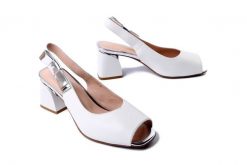 ARTIKER RELAKS 56C1061 biały, sandały damskie. Białe sandały Artiker Relaks, bez wzorów, eleganckie, bez obcasa, na obcasie, bez zapięcia. Za 274.90 zł.