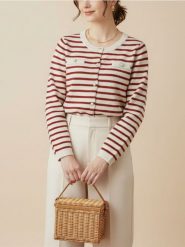 Akrylowy kardigan z kieszeniami piersiowymi - czerwony. Czerwone kardigany Sinsay, l, bez wzorów. Za 49.99 zł.