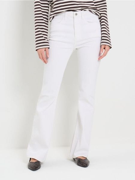 Jeansy flare mid waist - biały. Białe jeansy Sinsay, bez wzorów. W wyprzedaży za 39.99 zł.