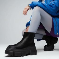 Botki damskie S. Barski, na wysokiej masywnej platformie z brokatową cholewką ze skóry, czarne, MR52-204. Czarne botki S.BARSKI, na zimę, bez wzorów, z jeansu, bez obcasa, na platformie, bez zapięcia. Za 288.99 zł.