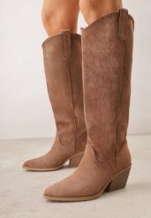 Jasnobrązowe Gładkie Kozaki Kowbojki z Imitacji Zamszu na Stożkowym Obcasie Karelia. Brązowe kozaki Born2be, z jeansu, bez obcasa, na obcasie, bez zapięcia. Za 199.99 zł.