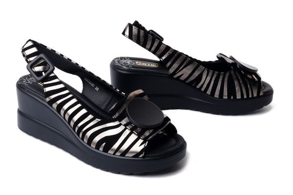 Artiker Relaks 58C0295 black/gold, sandały damskie. Szare sandały Artiker Relaks, bez wzorów, ze skóry, bez obcasa, na koturnie, bez zapięcia. Za 167.93 zł.