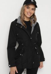 Czarna Kurtka Parka z Kapturem ze Sznurkiem w Pasie i Geometrycznym Wzorem Tarilisa. Czarne kurtki Born2be, xl, z jeansu, eleganckie, z kapturem. W wyprzedaży za 76.49 zł.