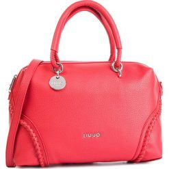 Torebka LIU JO - M Satchel A19013 E0086 Chili Pepper 91761. Czerwone torebki klasyczne Liu Jo, bez wzorów, ze skóry ekologicznej, bez dodatków. W wyprzedaży za 379.00 zł.