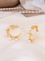 Pierres delicates Pozłacane kolczyki-półkreole z perłami syntetycznymi rozmiar: onesize. Żółte kolczyki Pierres delicates, z perłą, pozłacane. Za 87.40 zł.