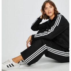 Adidas Originals - Bluza. Czarne bluzy Adidas Originals, z aplikacjami, z bawełny, bez kaptura. W wyprzedaży za 279.90 zł.