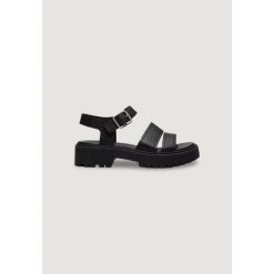 Buty sportowe Kobieta TIMBERLAND STST BACKSTRAP SANDAL. Czarne obuwie sportowe Timberland, ze skóry, bez zapięcia. W wyprzedaży za 487.45 zł.