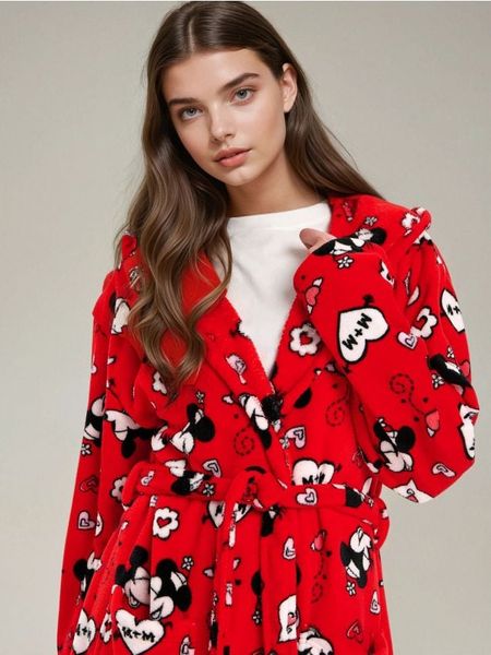 Zestaw: Szlafrok i ręcznik Mickey Mouse - czerwony. Czerwone szlafroki Sinsay, bez wzorów, bez ramiączek, bez kaptura. Za 89.99 zł.