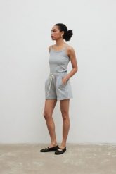 Top z delikatnej prążkowanej dzianiny w kolorze GREY MELANGE - RIVA-L. Szare topy Marsala, l, bez wzorów, z bawełny, bez kołnierzyka, bez ramiączek. W wyprzedaży za 59.95 zł.