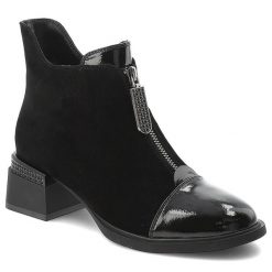 Botki damskie D&A o eleganckim fasonie z ozdobnym zamkiem lakierowanymi detalami i stabilnym obcasem czarne, CR62-3198 Black. Czarne botki S.BARSKI, bez wzorów, bez obcasa, bez zapięcia. Za 459.00 zł.