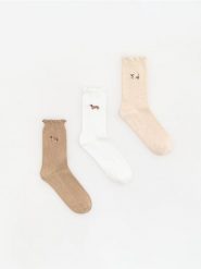 Skarpetki z haftem 3 pack - brązowy. Brązowe skarpety Reserved, bez wzorów. Za 39.99 zł.