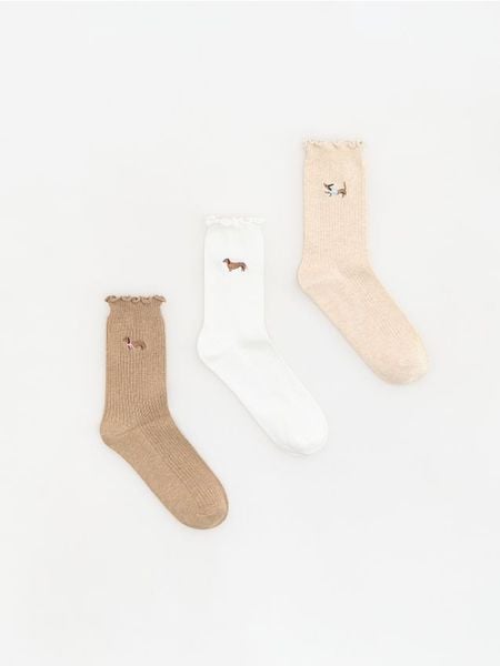 Skarpetki z haftem 3 pack - brązowy. Brązowe skarpety Reserved, bez wzorów. Za 39.99 zł.