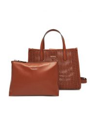 Guess Torebka Brigitta HWWZ72 06230 Brązowy. Brązowe torebki klasyczne Guess, z aplikacjami, ze skóry, bez dodatków. Za 719.99 zł.
