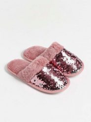 Admas Kapcie w kolorze różowym rozmiar: 40-41. Różowe obuwie domowe Admas, bez wzorów, z materiału, bez zapięcia. Za 69.99 zł.