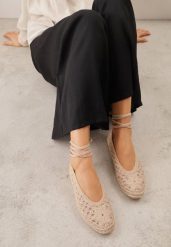 Ciemnobeżowe Boho Balerinki VICES z Szydełkową Cholewką i Wiązaniem Wokół Kostki Arriria. Brązowe baleriny Renee, z aplikacjami, bez obcasa. Za 89.99 zł.
