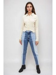 Monki Dżinsy - Tapered fit - w kolorze błękitno-niebieskim rozmiar: W33. Niebieskie jeansy Monki, z aplikacjami, z podwyższonym stanem. Za 83.22 zł.