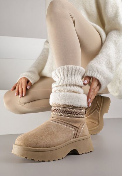 Ciemnobeżowe Krótkie Śniegowce Wsuwane z Haftem i Futerkiem przy Cholewce Miovadia. Brązowe trapery i śniegowce Renee, z wełny. Za 89.99 zł.