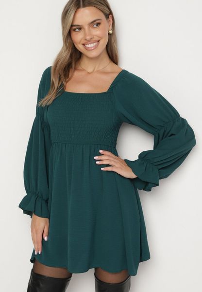 Ciemnozielona Rozkloszowana Sukienka z Elastyczną Górą i Falbankami przy Rękawach Saviella. Zielone sukienki Born2be, na co dzień, bez wzorów, z jeansu, eleganckie, bez kołnierzyka, bez ramiączek, mini, rozkloszowane. Za 79.99 zł.