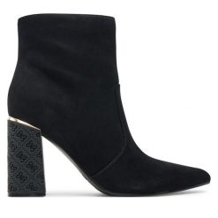 Botki Guess. Czarne botki Guess, z aplikacjami, bez obcasa, na słupku, bez zapięcia. Za 999.99 zł.