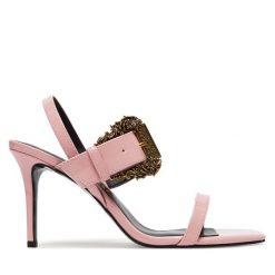 Sandały Versace Jeans Couture. Czerwone sandały Versace Jeans Couture, bez wzorów, z jeansu, bez obcasa, na szpilce, bez zapięcia. Za 729.99 zł.