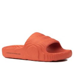 Klapki sportowe Adidas ADILETTE 22. Czerwone klapki Adidas, bez wzorów, bez obcasa. W wyprzedaży za 189.00 zł.