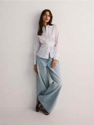 Koszula z ozdobnym wiązaniem - biały. Białe koszule Reserved, l, bez wzorów, z bawełny, bez kołnierzyka, bez ramiączek. W wyprzedaży za 89.99 zł.