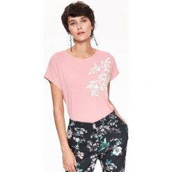 T-SHIRT BEZ RĘKAWÓW DAMSKI Z NADRUKIEM. Czerwone t-shirty TOP SECRET, bez wzorów, z dzianiny, bez kołnierzyka, bez ramiączek. W wyprzedaży za 29.99 zł.