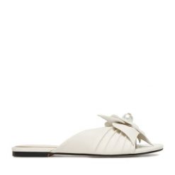 Klapki GINO ROSSI. Białe klapki Gino Rossi, bez wzorów, bez obcasa. Za 349.99 zł.