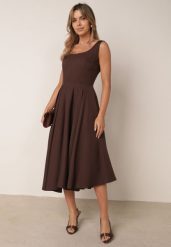 Brązowa Koktajlowa Sukienka o Rozkloszowanym Kroju z Kieszeniami Stinofto. Brązowe sukienki Born2be, na imprezę, l, bez wzorów, z poliesteru, eleganckie, bez kołnierzyka, bez ramiączek, kopertowe. Za 299.99 zł.