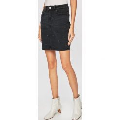 Guess Jeans - Spódnica. Czarne spódnice Guess Jeans, na co dzień, z aplikacjami, z bawełny, mini, dopasowane. Za 369.90 zł.